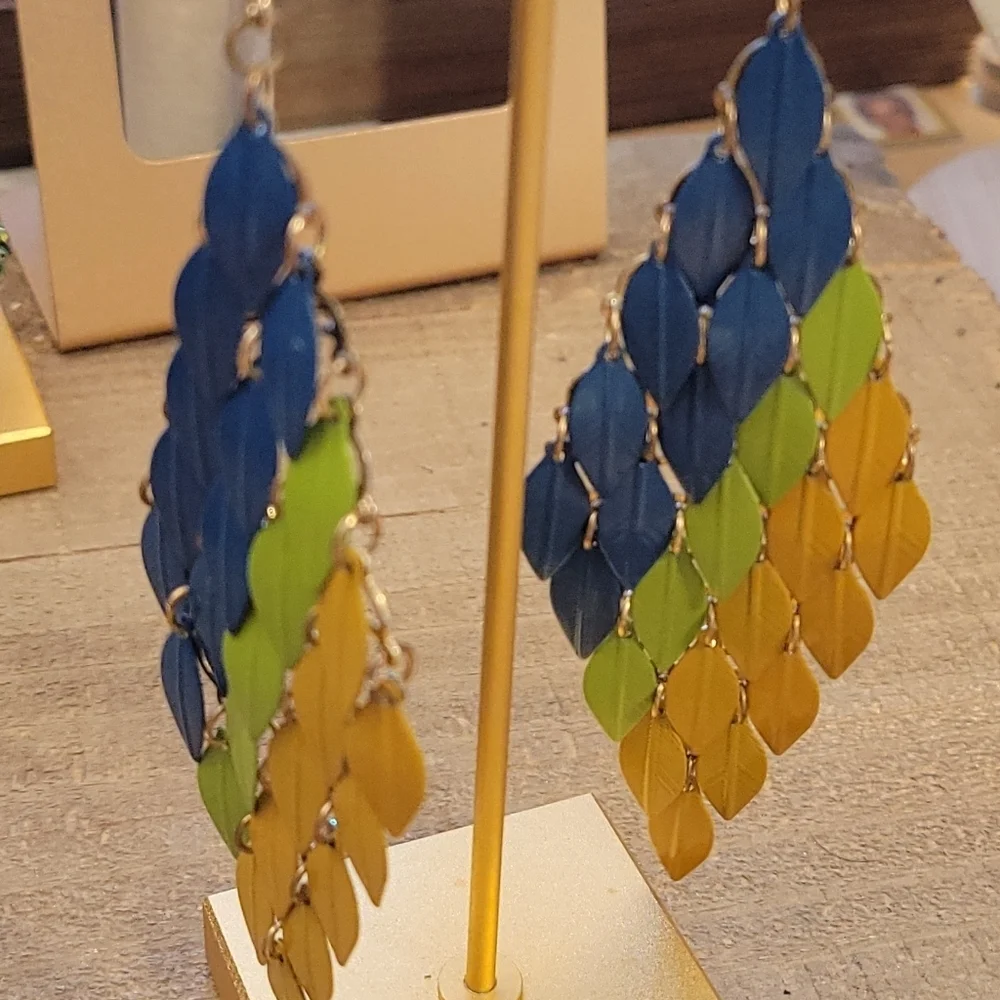 • Colorful Woven Leaf Ombre Hangar Earrings